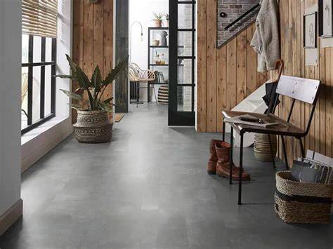 Donkere vloer met houtlook en betonlook elementen in een moderne hal