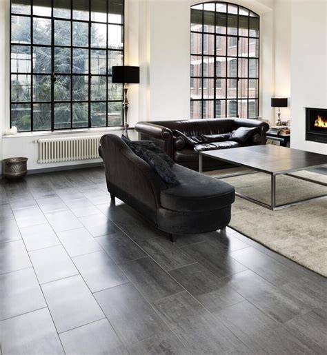 Showroombeeld woonkamer inspiratie met donkere vloeren