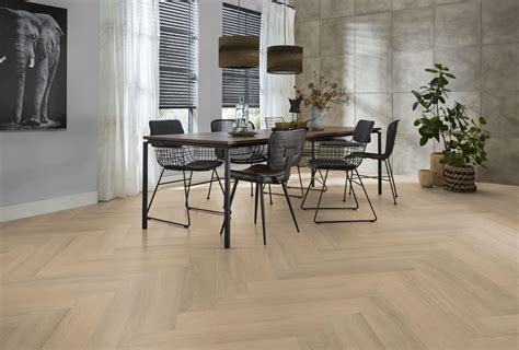 XXL tegelvloer en PVC visgraat trends in showroom