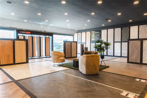 Showroom met verschillende donkere vloeren en meubels