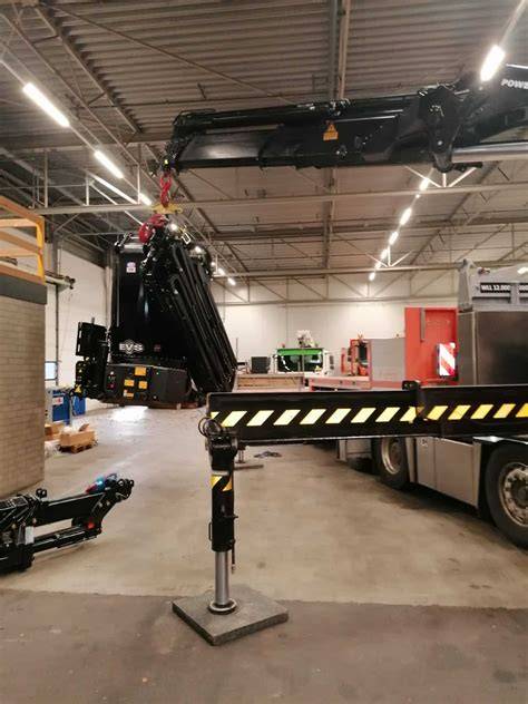 Illustratie van autolaadkraan met fly jib en transportopstelling