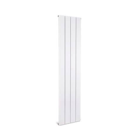 Foto van kleine verticale designradiator in wit