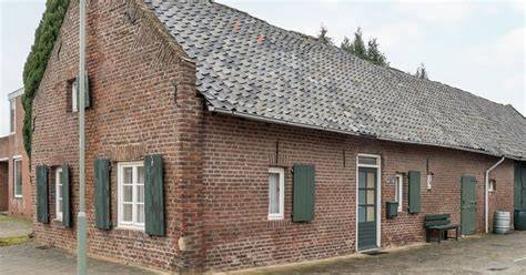 Voor en na schets van een verbouwde boerderij