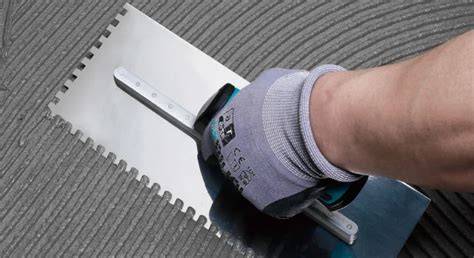 Foto: Scale Up lijmkammen in de hand met soft grip