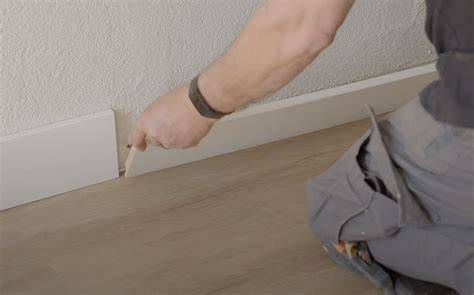 Afbeelding: overzicht van plinten bevestigingsmethoden (lijmen, spijkeren, schroeven, clips)