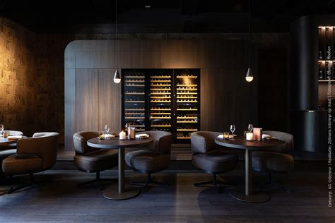 Foto van het restaurantinterieur en de wandexpositie