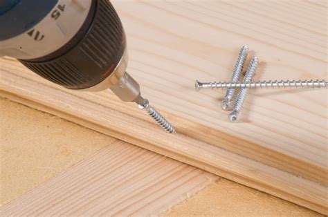 Foto: houten plinten bevestigd met schroeven en kit