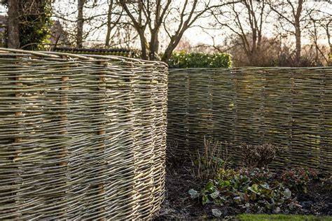 Helder beeld van een gevlochten wilgentenen schutting in een landelijke tuin