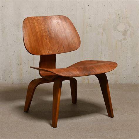 Diagram van verschillende Eames stoelen (DSW, LCW, La Chaise) en gebruikte materialen