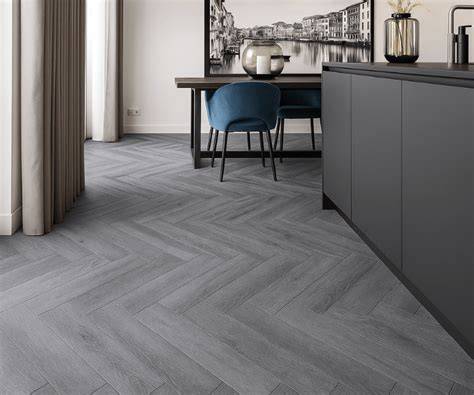 Grijze PVC vloer inspiratie afbeelding: voorbeelden van betonlook, houtlook en visgraat patronen in een kantooromgeving