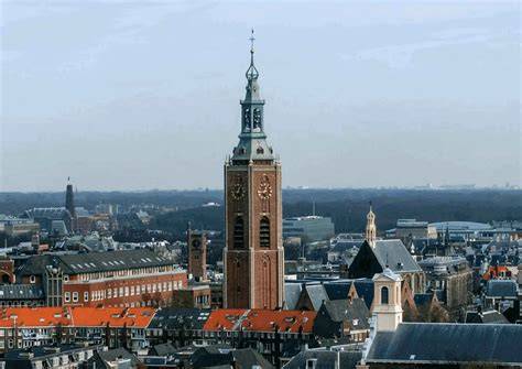 Ontwerp en positie van de Toren van Oud in het Haagse landschap