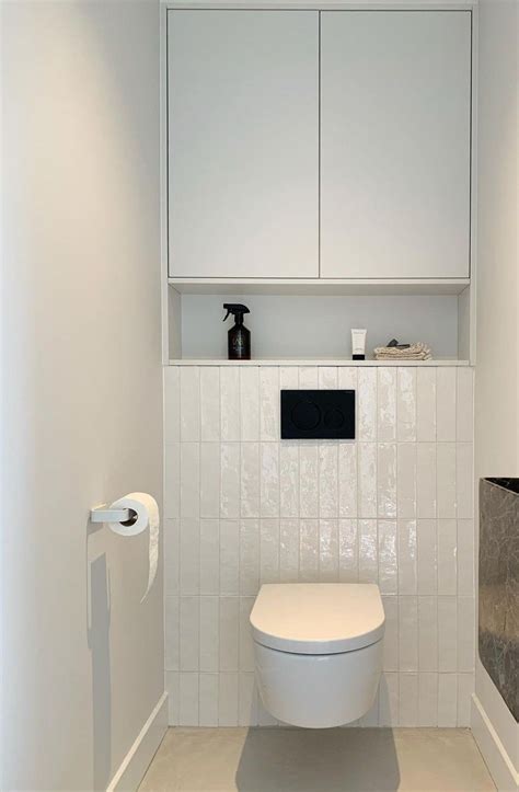 Schematische weergave van een compacte toiletruimte met wandtoilet en wandpanelen