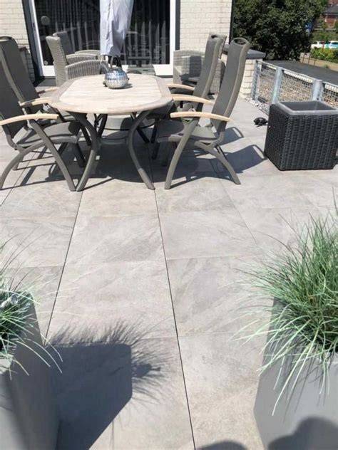Afbeelding van keramische tegels in houten-look versus natuursteenlook