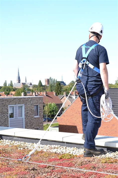 Veiligheidsuitrusting en werkplekinrichting op een dak