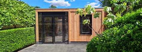 Voorbeelden van prefab tuinkantoren en hun indeling in tuin