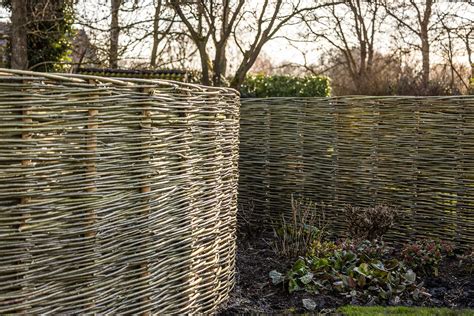 Gereedschappen en materialen voor wilgentenen schutting
