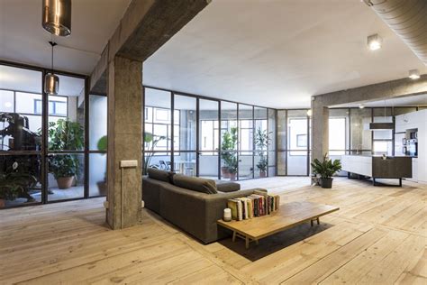 Voorbeelden van industriële interieurs: loft, woonkamer en eethoek