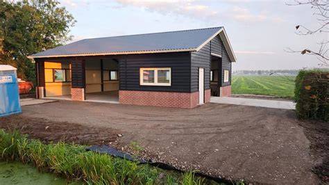 Foto: voorbeeld van een prefab loodsen met verschillende dakhellingen