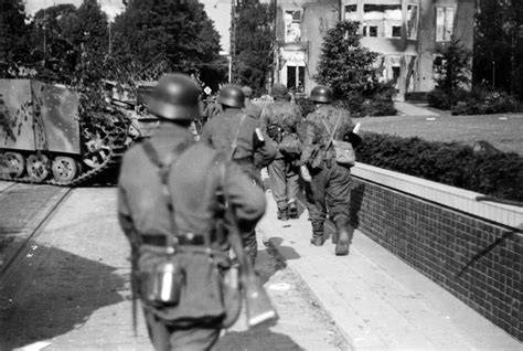 Historische foto: Slag om Arnhem en het oude Gouvernementsgebouw