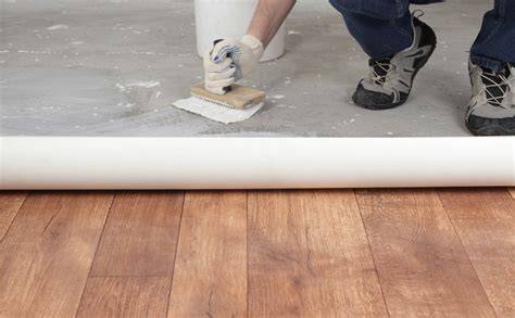 Stap-voor-stap: linoleum leggen op rol met lijm en egalisatie