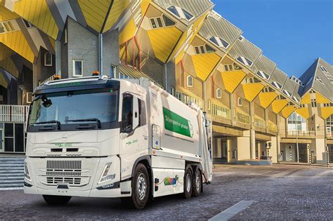 Foto van een vuilniswagen die een container plaatst op een oprit.