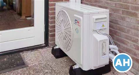 Illustratie van een buitenunit op balkon en binnenunit in woonkamer