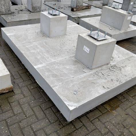 Infographic funderingskeuzes: betonplaat, poeren en poten met aansluiting