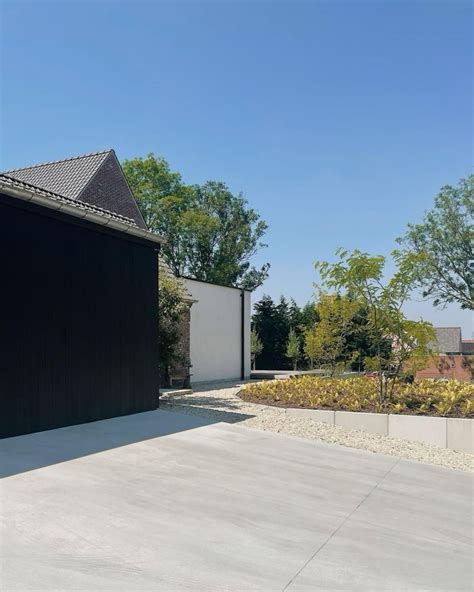 Showtuin met betonvloeren en verschillende afwerkingen