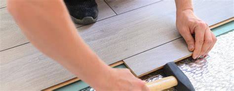 Infographic: Prijsopbouw laminaat leggen per m2 en toeslagen