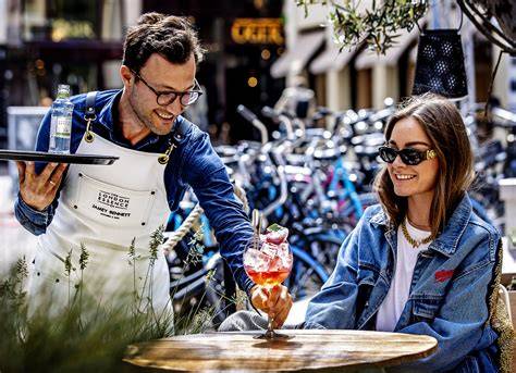 Foto: Jongeren aan het werk in het Grand Café
