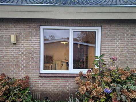 Foto van een driepuntssluiting gemonteerd op een kunststof deur