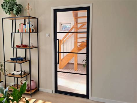 Foto van een binnendeur staal en glas in een modern interieur