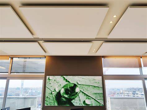 Foto: Voorbeelden van geluidsabsorberende panelen in kantoor- en theateromgevingen