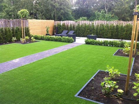 Afbeelding: Cirkelvormige bestrating in een tuin met gras en paden