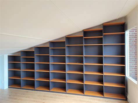 Voorbeeld van maatwerk schuifwandkast onder een schuin dak