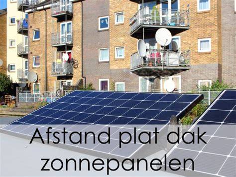 Plat-dak-opstelling infographic: afstand tussen panelen en hellingshoek
