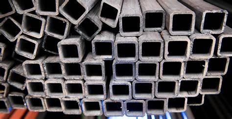 Infographic: Prijslijn kunststof - hout - aluminium - staal met bijbehorende richtprijzen per m²