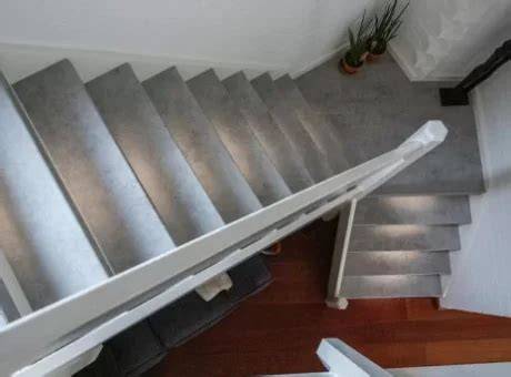 Foto-voorbeelden: grijze trap met witte treden en grijze houtlook treden