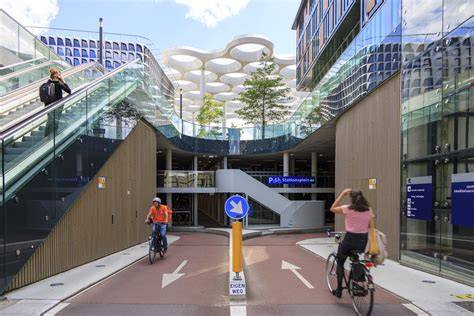 Drone-foto van het Stationsplein (noordzijde) met markering van Kiss&Ride en parkeergarage