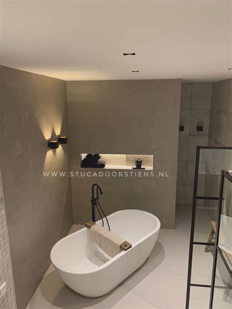 Foto: gestucte badkamer met betonlook