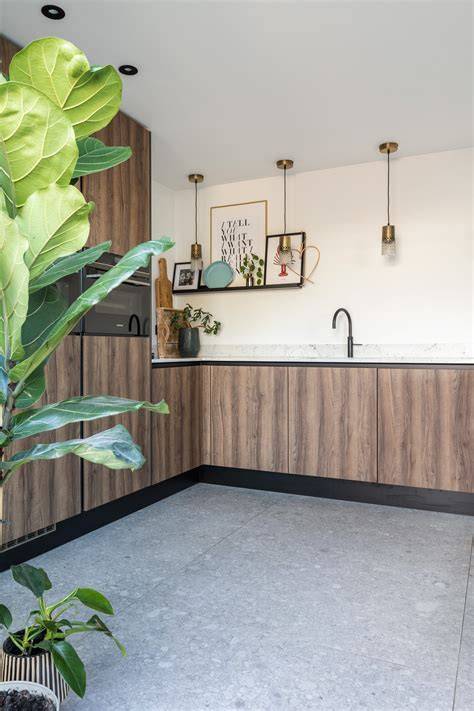 Afbeelding: Voorbeeldcombinaties van behang en verf in verschillende stijlen (botanisch, industrieel, Japandi, romantisch, eclectisch)