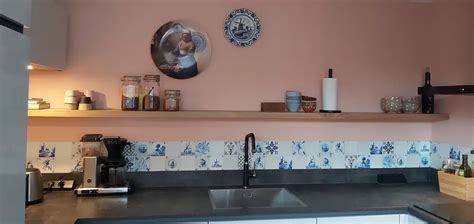 Tableau van Delfts blauw tegels met scheepsmotief in een keuken