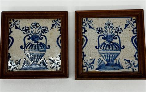 Foto van 17e eeuwse Delfts blauwe tegels in plintverband