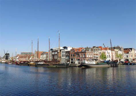 Historische tegelpanelen met haven en riviergezichten