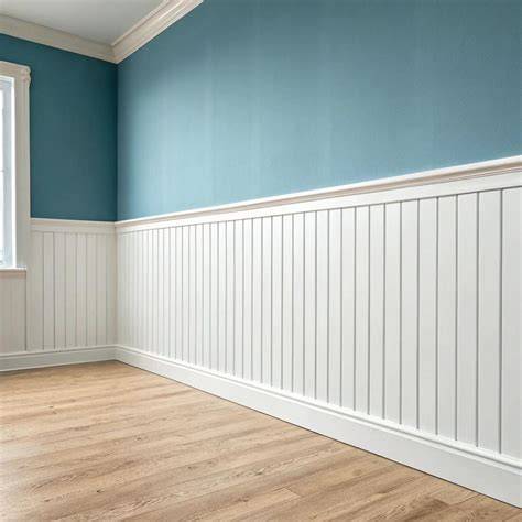 Illustratie van drie wanden: één behangwand, twee lichte wanden en een lambrisering als accent.