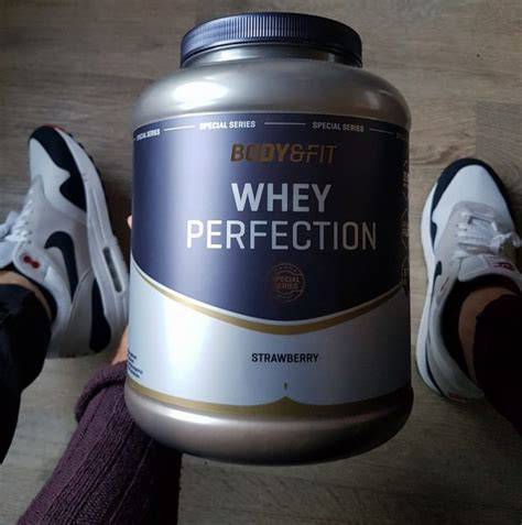 Foto van de Whey Perfection Special Series pot en de gouden shaker