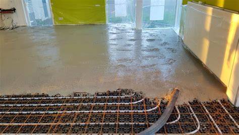 Foto: Voor- en na-installatie van vloerisolatie onder vloerverwarming