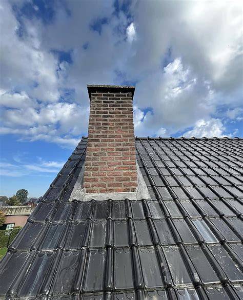 Afbeelding: voor- en na renovatie loodwerk rondom schoorsteen
