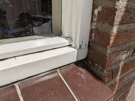 Foto: vóór en na plaatsing van kozijn met glaslatten