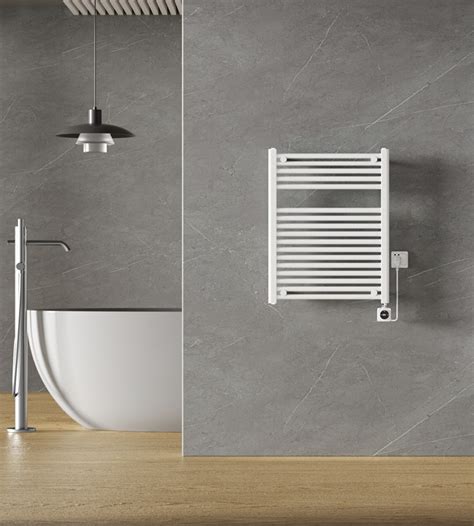 Illustratie van een badkamer met een elektrische radiator en een persoon die een afstandsbediening vasthoudt.